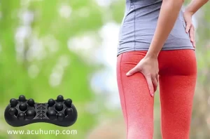 A woman is holding her waist with her right hand and putting her left hand on a hamstring. She has pain from her lower back to her buttocks due to running. Acu-hump can help this pain