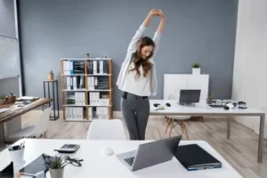 Get up and relax after sitting for a long time to relieve piriformis muscle pain
